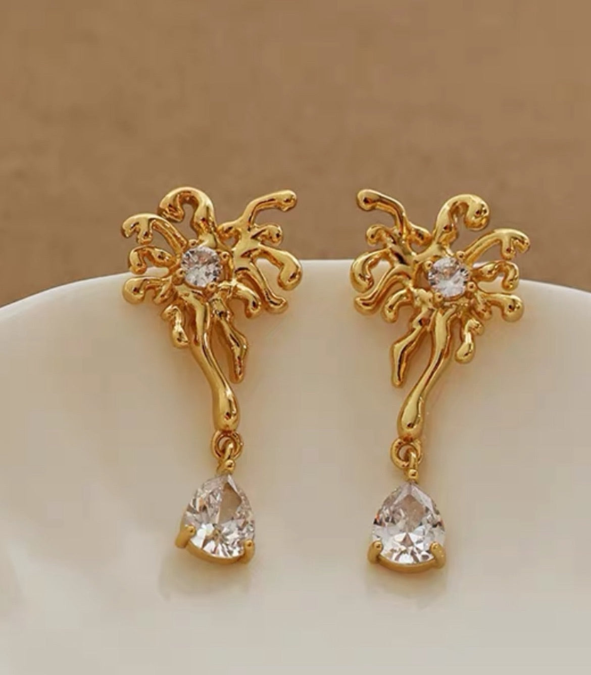 Serie Brillante Años Luz | Pendientes de lujo con circonitas de cobre de 18 quilates y diseño de fuegos artificiales Éclat de Feu