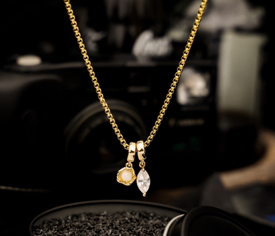 Serie Mito de Estrella y Luna - Collar con colgante desmontable de acero de titanio Moonlight Whisper, oro de 18 quilates, resistente al agua, con circonitas de ojo de gato y ojo de marqués.