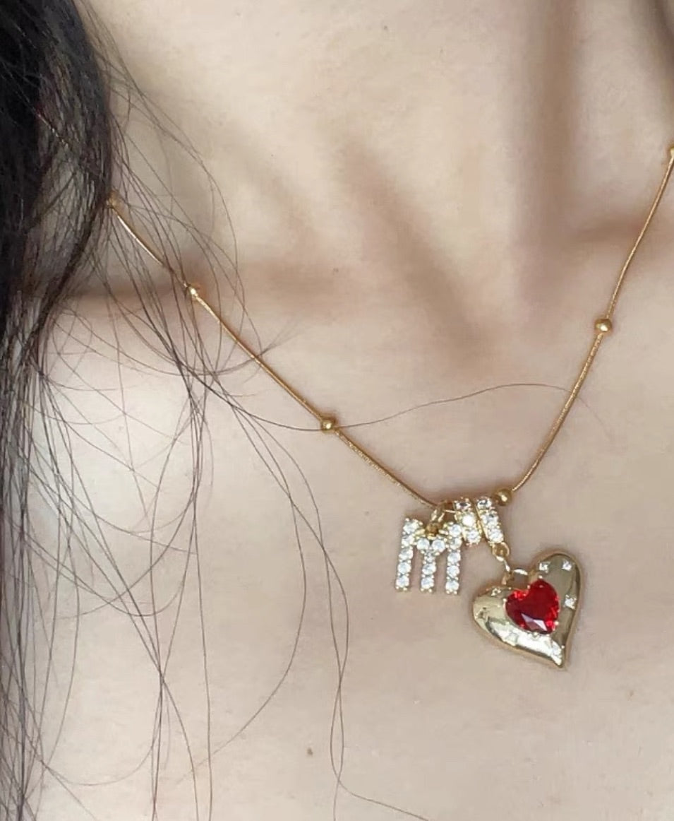 Collar con letras brillantes de circonitas, resistente al agua y a la decoloración, de acero de titanio que late en el corazón