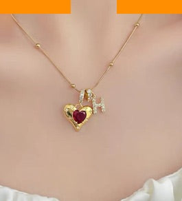 Collar con letras brillantes de circonitas, resistente al agua y a la decoloración, de acero de titanio que late en el corazón