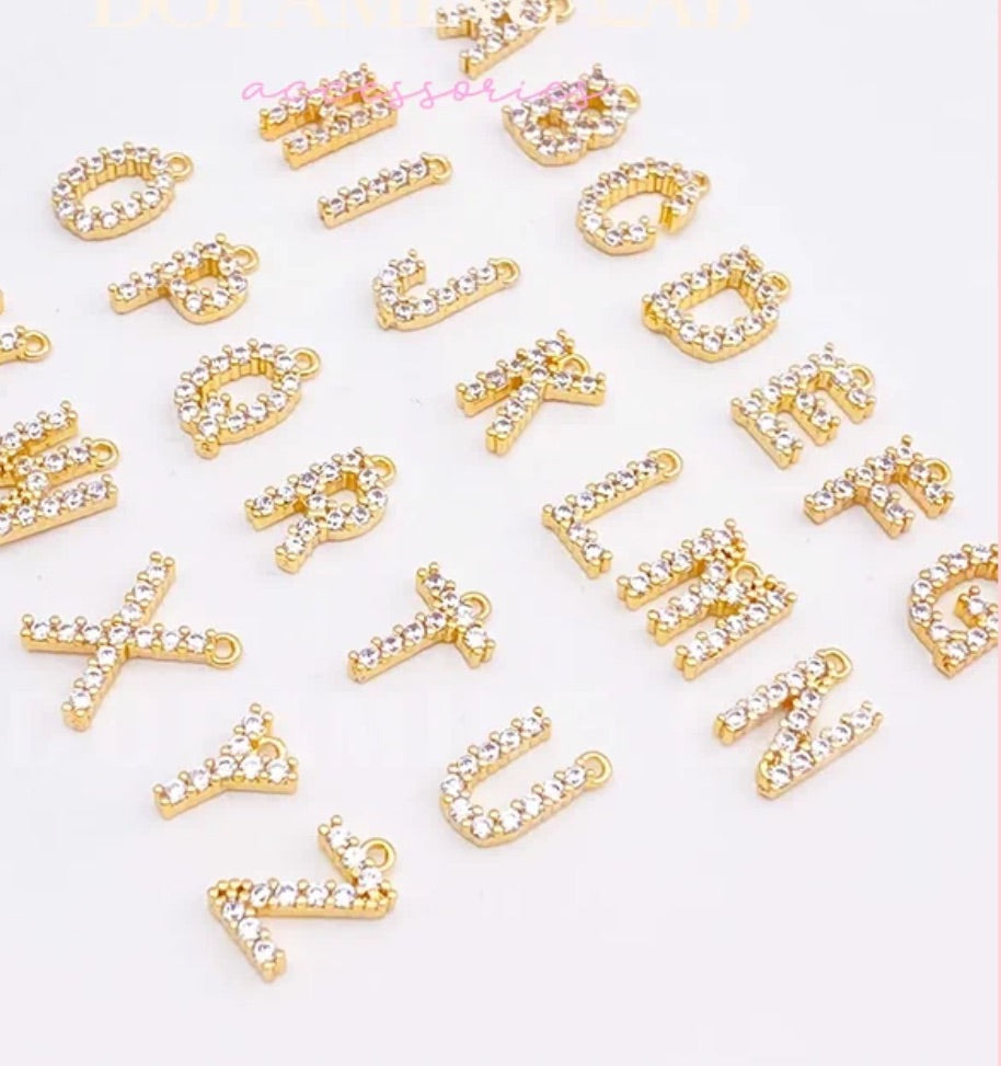 Collar con letras brillantes de circonitas, resistente al agua y a la decoloración, de acero de titanio que late en el corazón