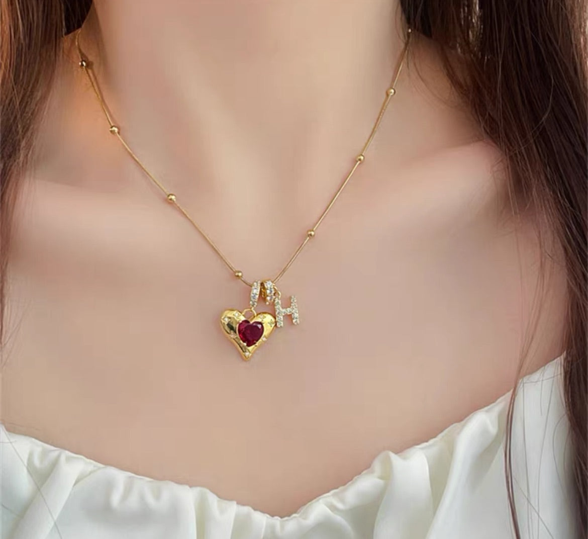 Collar con letras brillantes de circonitas, resistente al agua y a la decoloración, de acero de titanio que late en el corazón