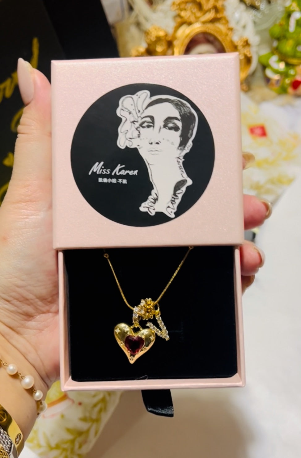 Collar con letras brillantes de circonitas, resistente al agua y a la decoloración, de acero de titanio que late en el corazón