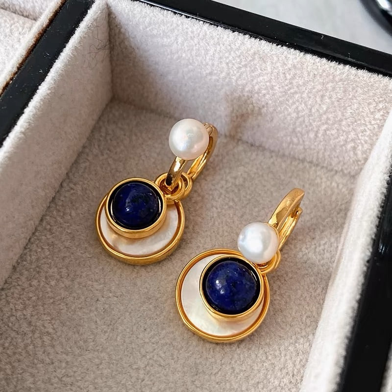 Pendientes de diseño de lujo con perlas de agua dulce francesas de nácar.