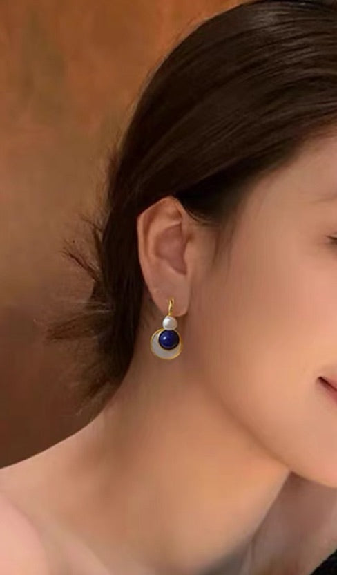 Pendientes de diseño de lujo con perlas de agua dulce francesas de nácar.