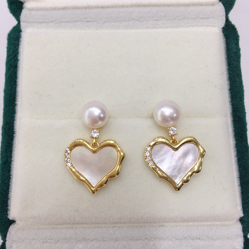 Pendientes de diseño de lujo con perlas de agua dulce francesas de nácar.