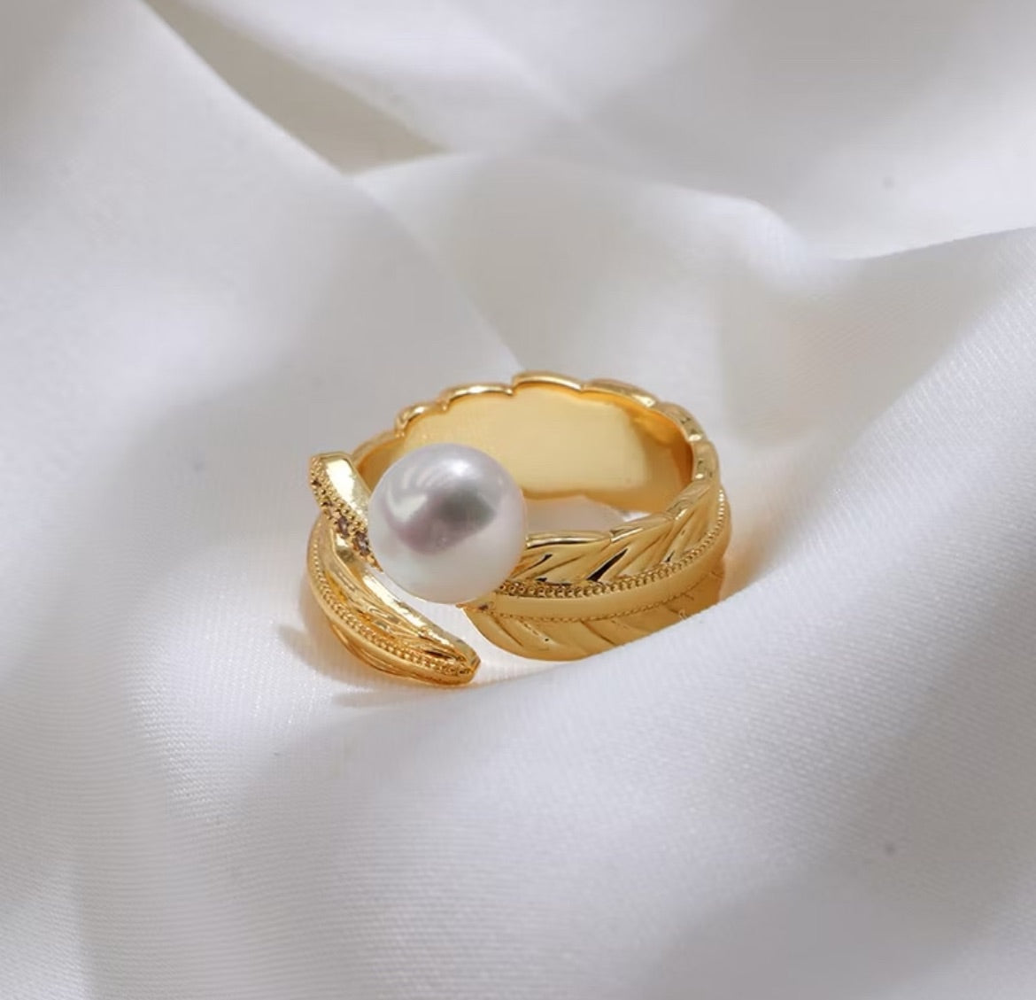 Anillo de perla de agua dulce con pan de oro francés