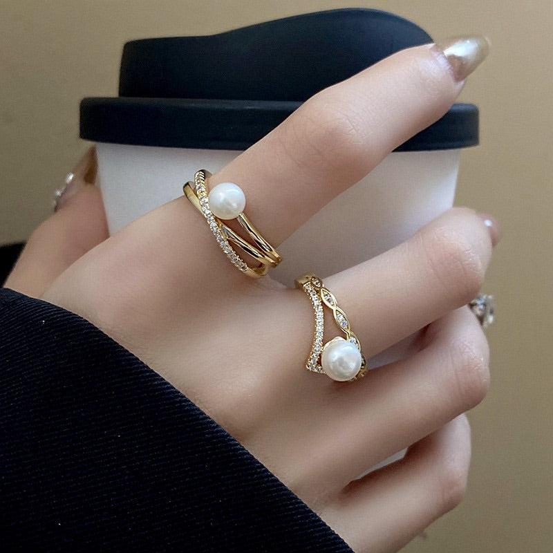 Anillo ajustable de perla de agua dulce con incrustaciones de diamantes bañado en oro de 18 quilates de Su Alteza Real