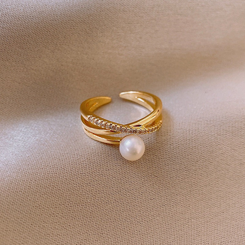 Anillo ajustable de perla de agua dulce con incrustaciones de diamantes bañado en oro de 18 quilates de Su Alteza Real