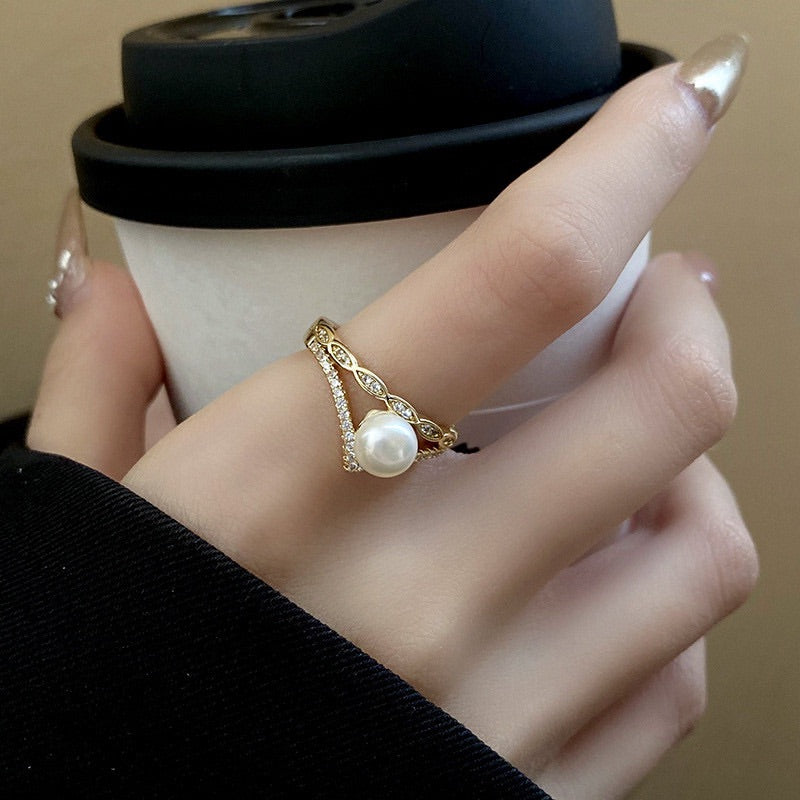 Anillo ajustable de perla de agua dulce con incrustaciones de diamantes bañado en oro de 18 quilates de Su Alteza Real