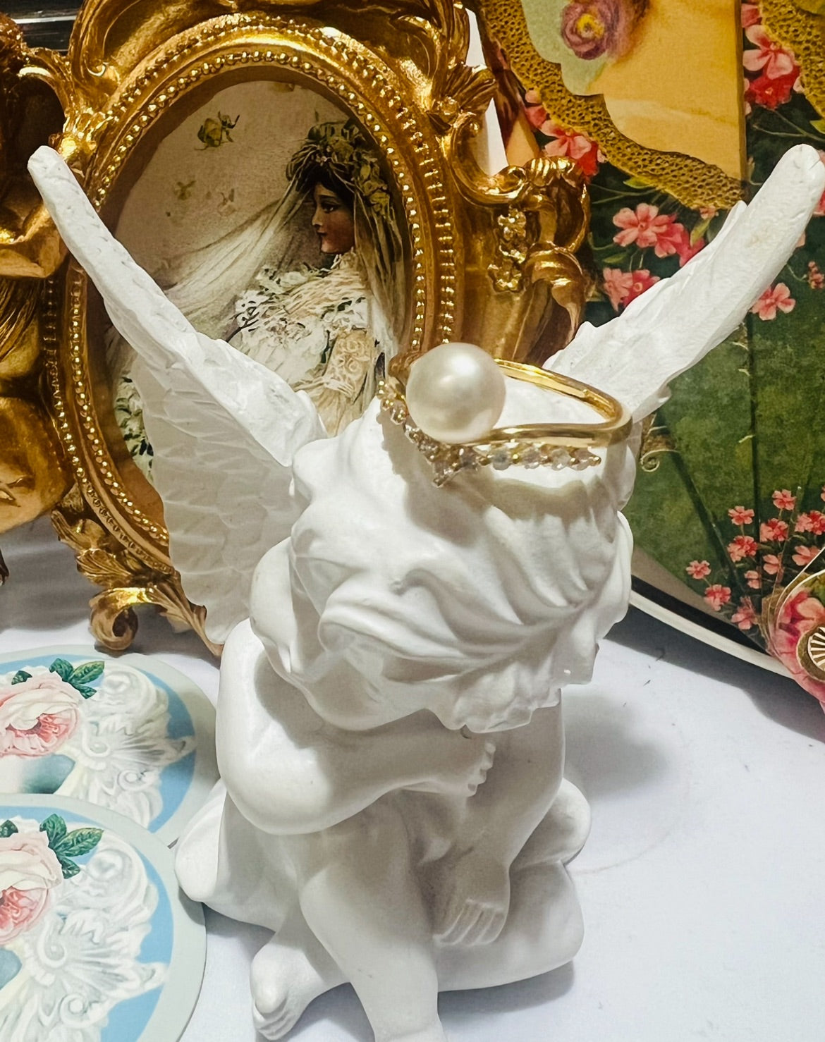 Anillo ajustable de perla de agua dulce con incrustaciones de diamantes bañado en oro de 18 quilates de Su Alteza Real