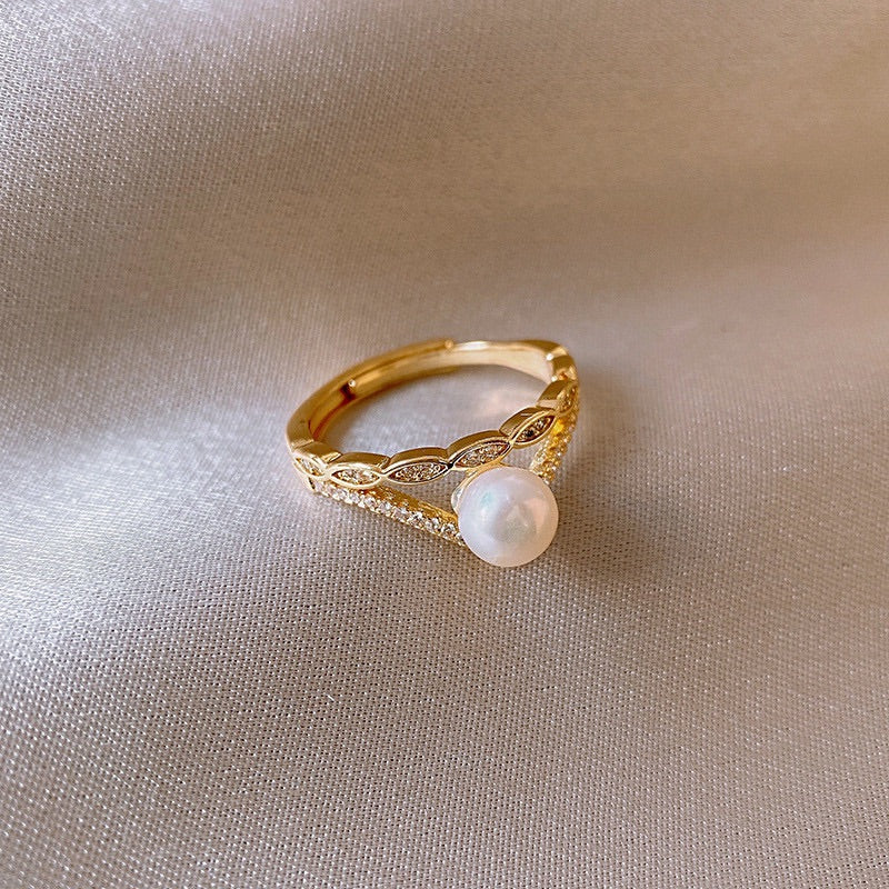 Anillo ajustable de perla de agua dulce con incrustaciones de diamantes bañado en oro de 18 quilates de Su Alteza Real