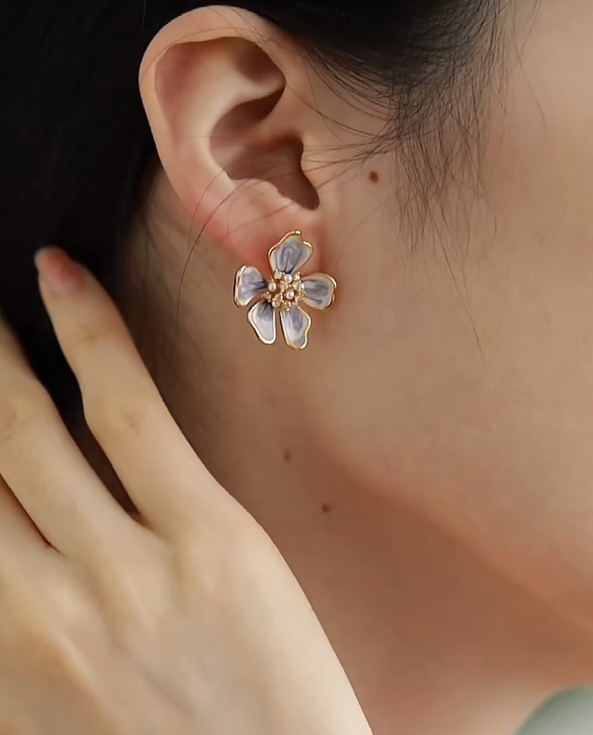 Jardín de Monet | Colección Flora: Pendientes de perlas de agua dulce con esmalte violeta