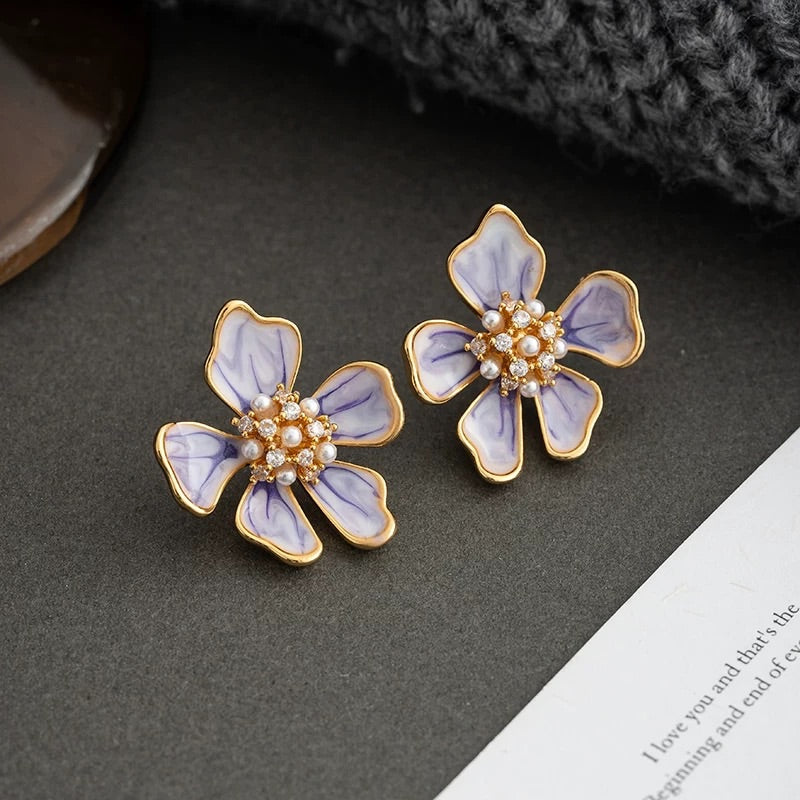 Jardín de Monet | Colección Flora: Pendientes de perlas de agua dulce con esmalte violeta