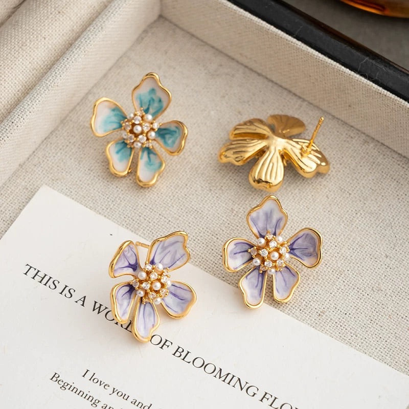 Jardín de Monet | Colección Flora: Pendientes de perlas de agua dulce con esmalte violeta