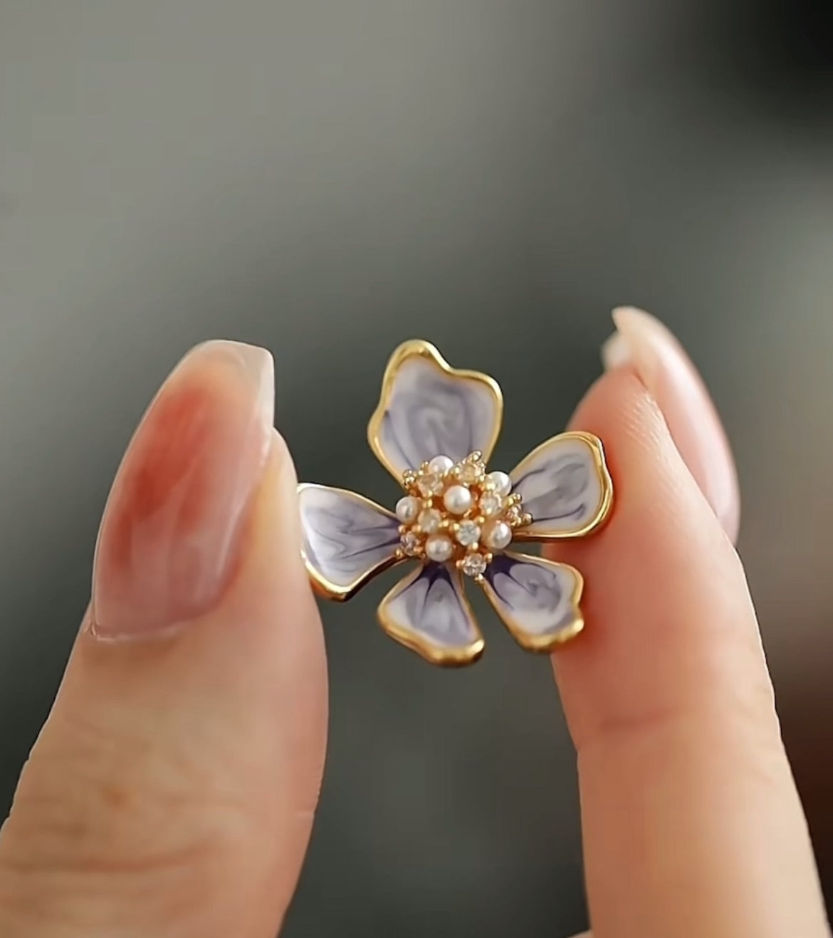 Jardín de Monet | Colección Flora: Pendientes de perlas de agua dulce con esmalte violeta
