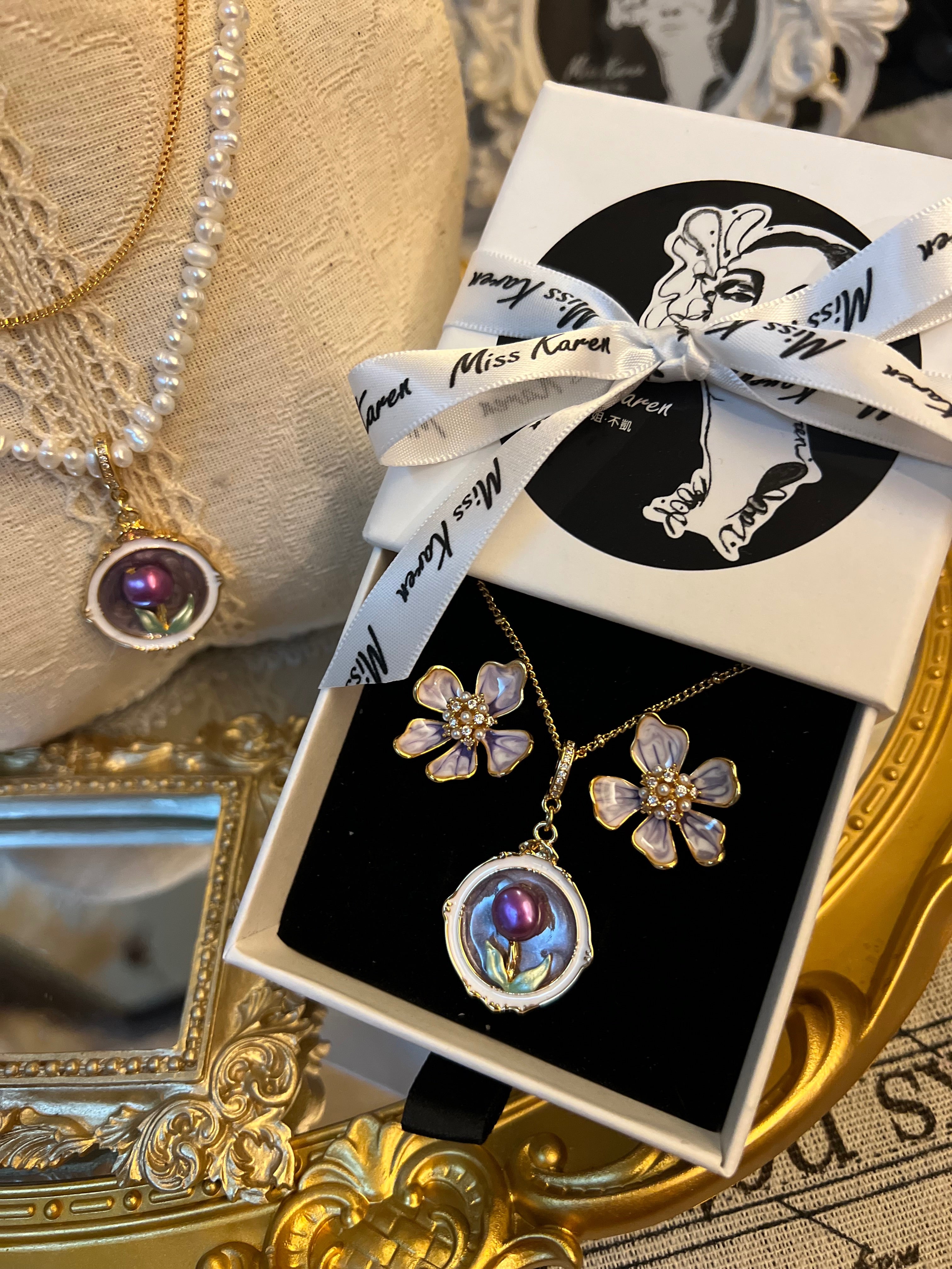 Jardín de Monet | Colección Flora: Pendientes de perlas de agua dulce con esmalte violeta