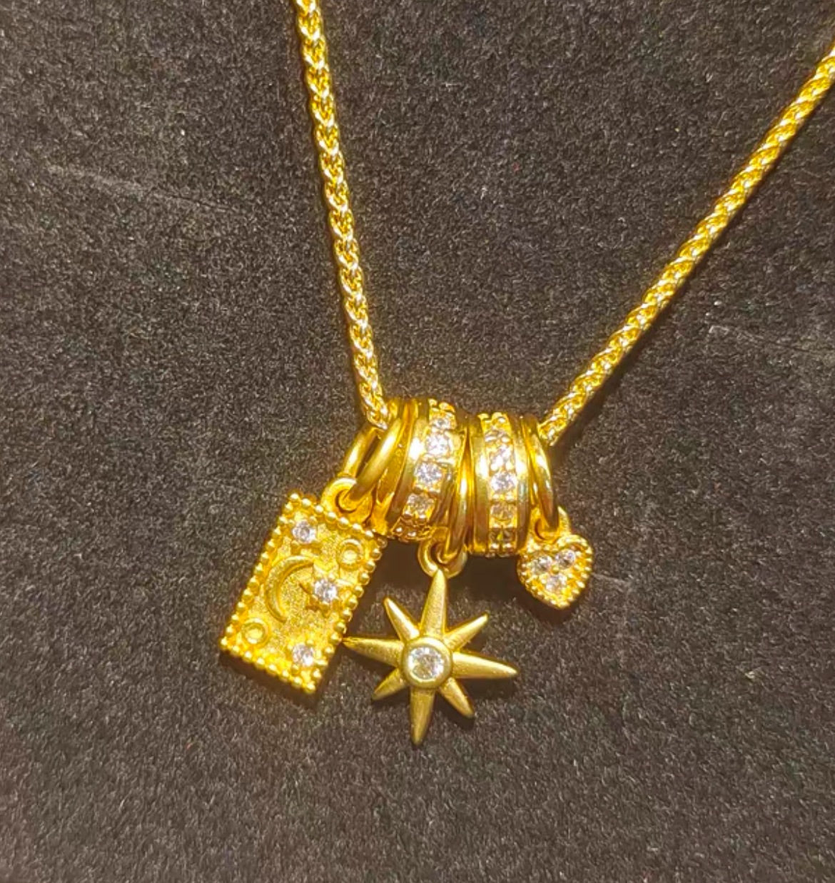 Collar de latón en oro auténtico de 18 quilates con la mitología y leyenda del Amor Santo de la serie Tarot, Estrella y Luna