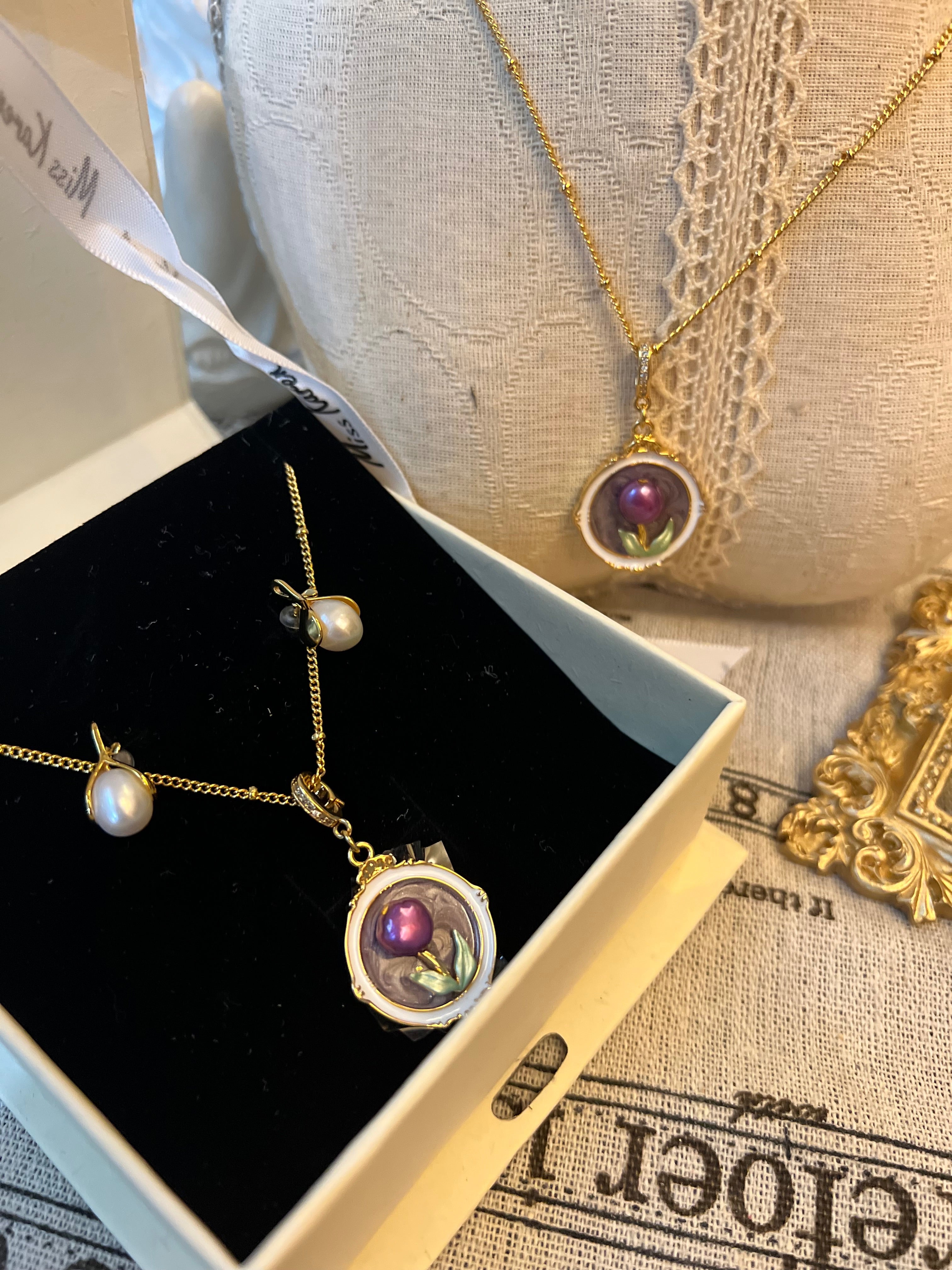 Jardín de Monet | Collar de tulipanes morados Flora (colgante desmontable)