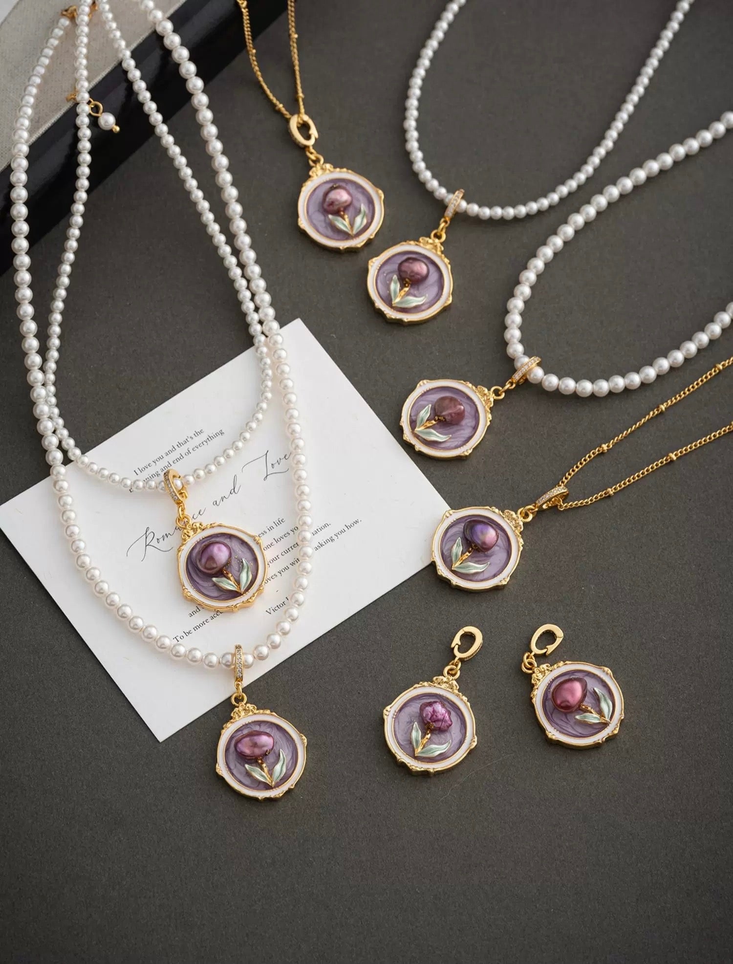 Jardín de Monet | Collar de tulipanes morados Flora (colgante desmontable)