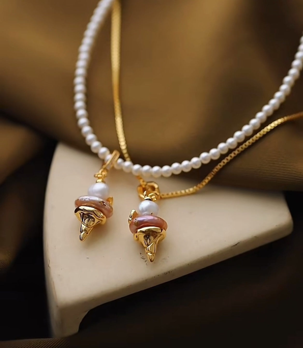 Collar de perlas barrocas con helado La Glace de Paris