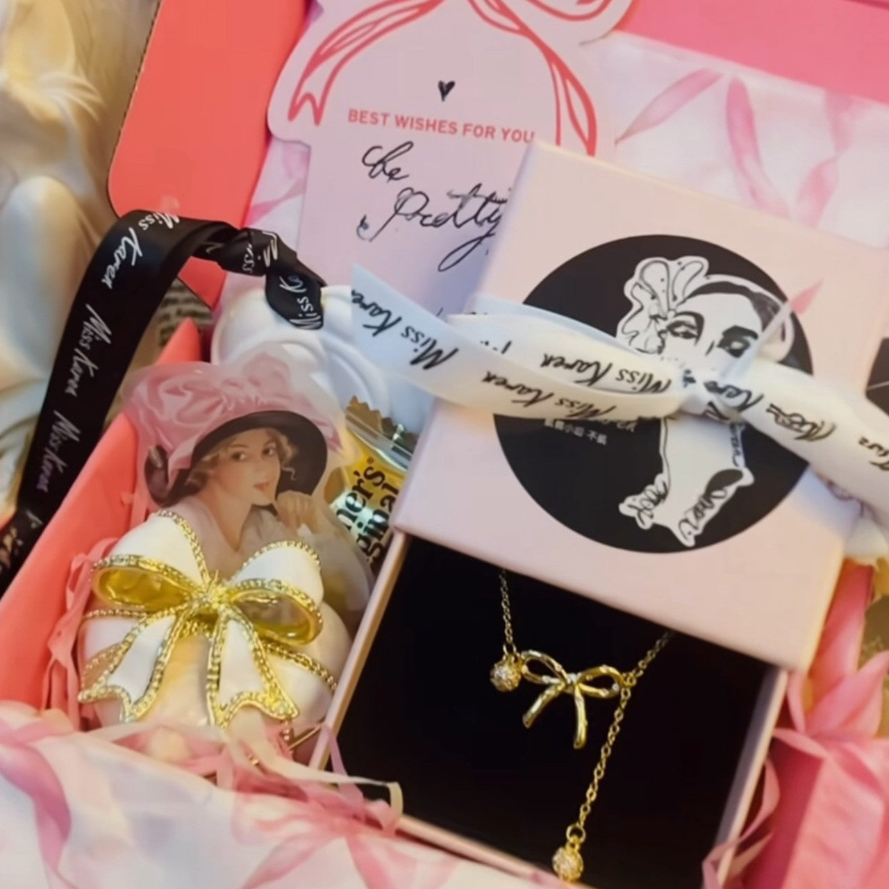 Lo último en la serie Sweetheart Barbie|Conjunto de moño Honey Bow