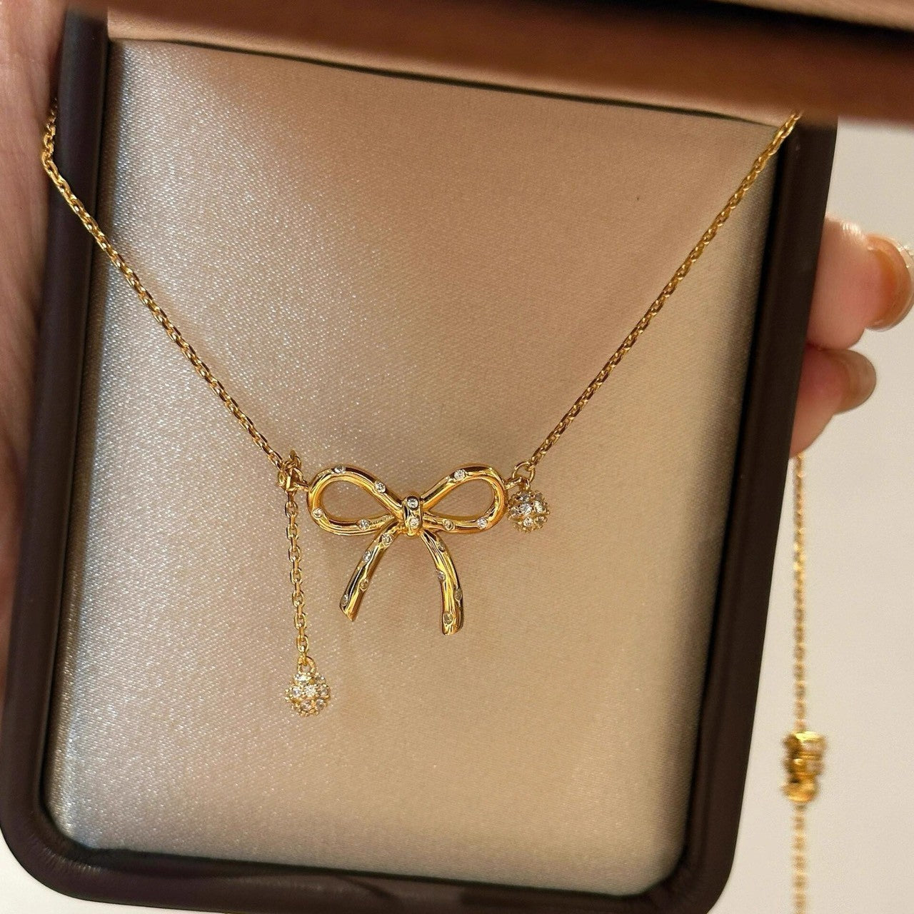 Lo último en la serie Sweetheart Barbie|Conjunto de moño Honey Bow