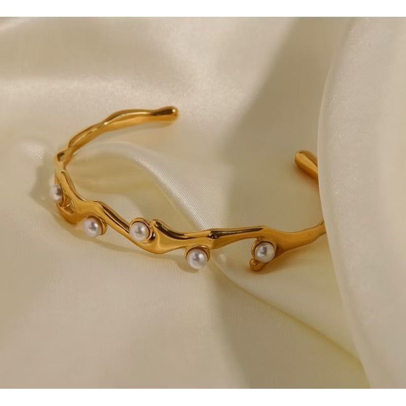 MissKaren | Pulsera abierta de lujo de acero de titanio con baño grueso de 18 quilates y perla francesa