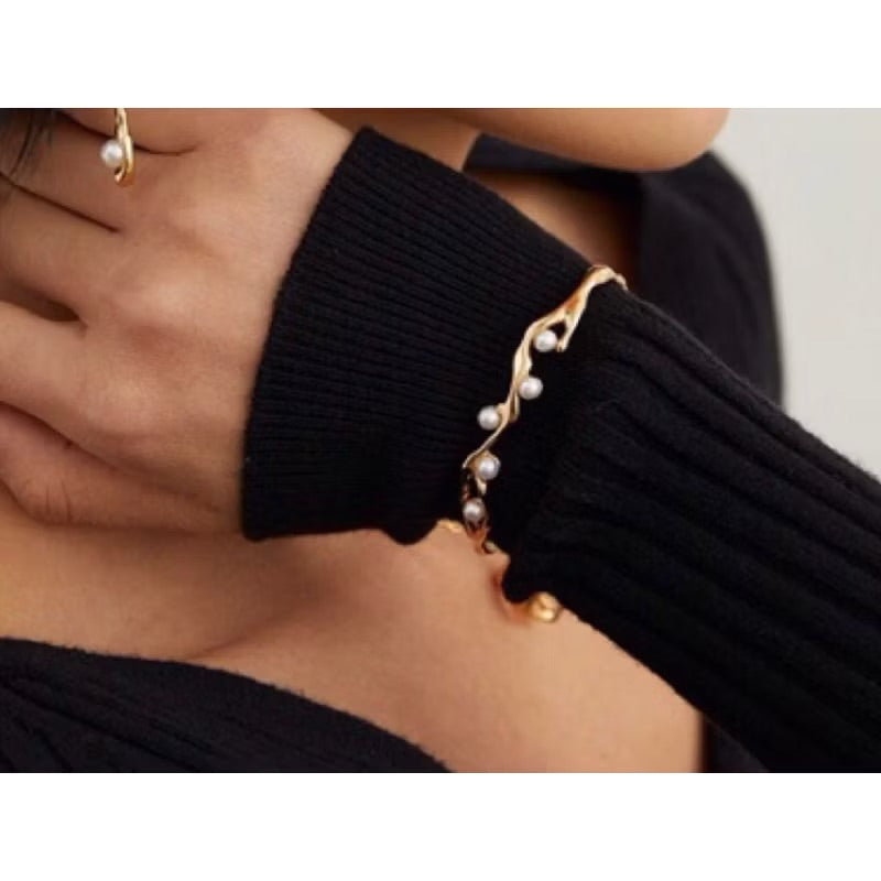 MissKaren | Pulsera abierta de lujo de acero de titanio con baño grueso de 18 quilates y perla francesa