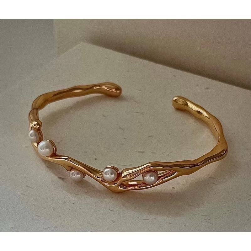 MissKaren | Pulsera abierta de lujo de acero de titanio con baño grueso de 18 quilates y perla francesa