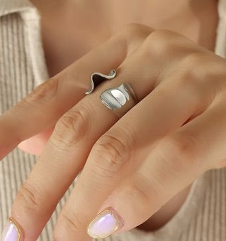 Anillo abierto vintage francés de acero de titanio de 18 quilates con forma de onda