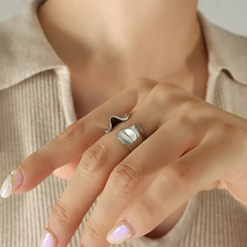 Anillo abierto vintage francés de acero de titanio de 18 quilates con forma de onda