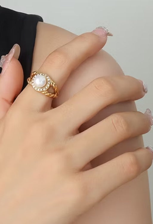 Anillo de lujo francés retro ligero de acero de titanio con circonita de 18 quilates y perla de agua dulce