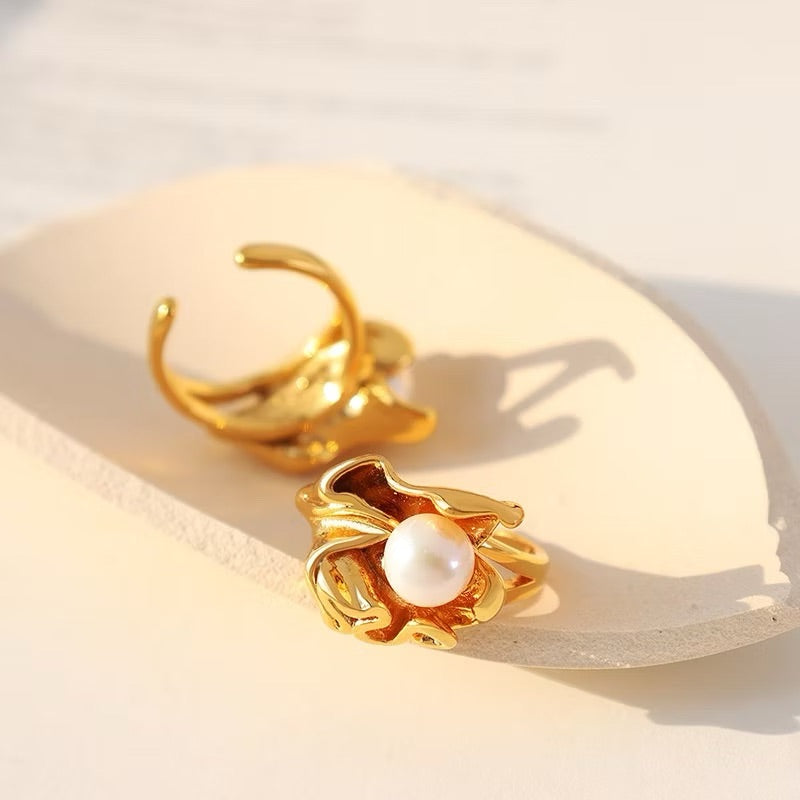 Anillo abierto con perla de diseño retro francés en acero de titanio de 18 quilates