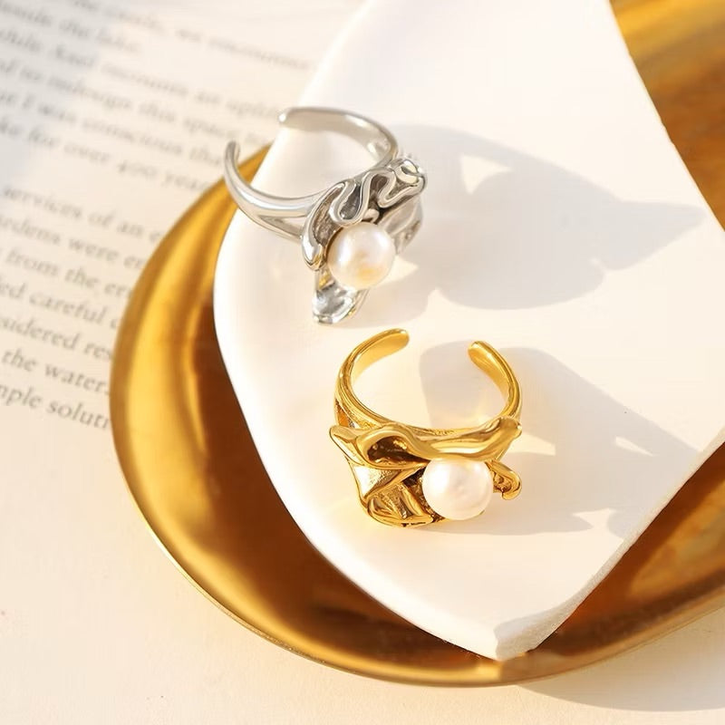 Anillo abierto con perla de diseño retro francés en acero de titanio de 18 quilates