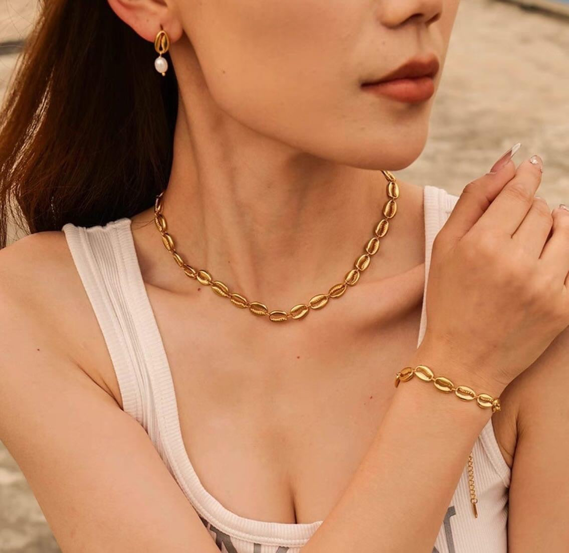 Collar estilo resort oceánico con perla, estrella de mar, caracola y caballito de mar