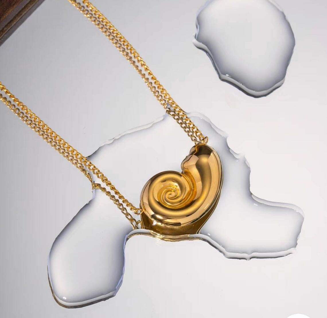 Collar estilo resort oceánico con perla, estrella de mar, caracola y caballito de mar