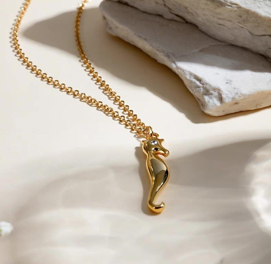 Collar estilo resort oceánico con perla, estrella de mar, caracola y caballito de mar