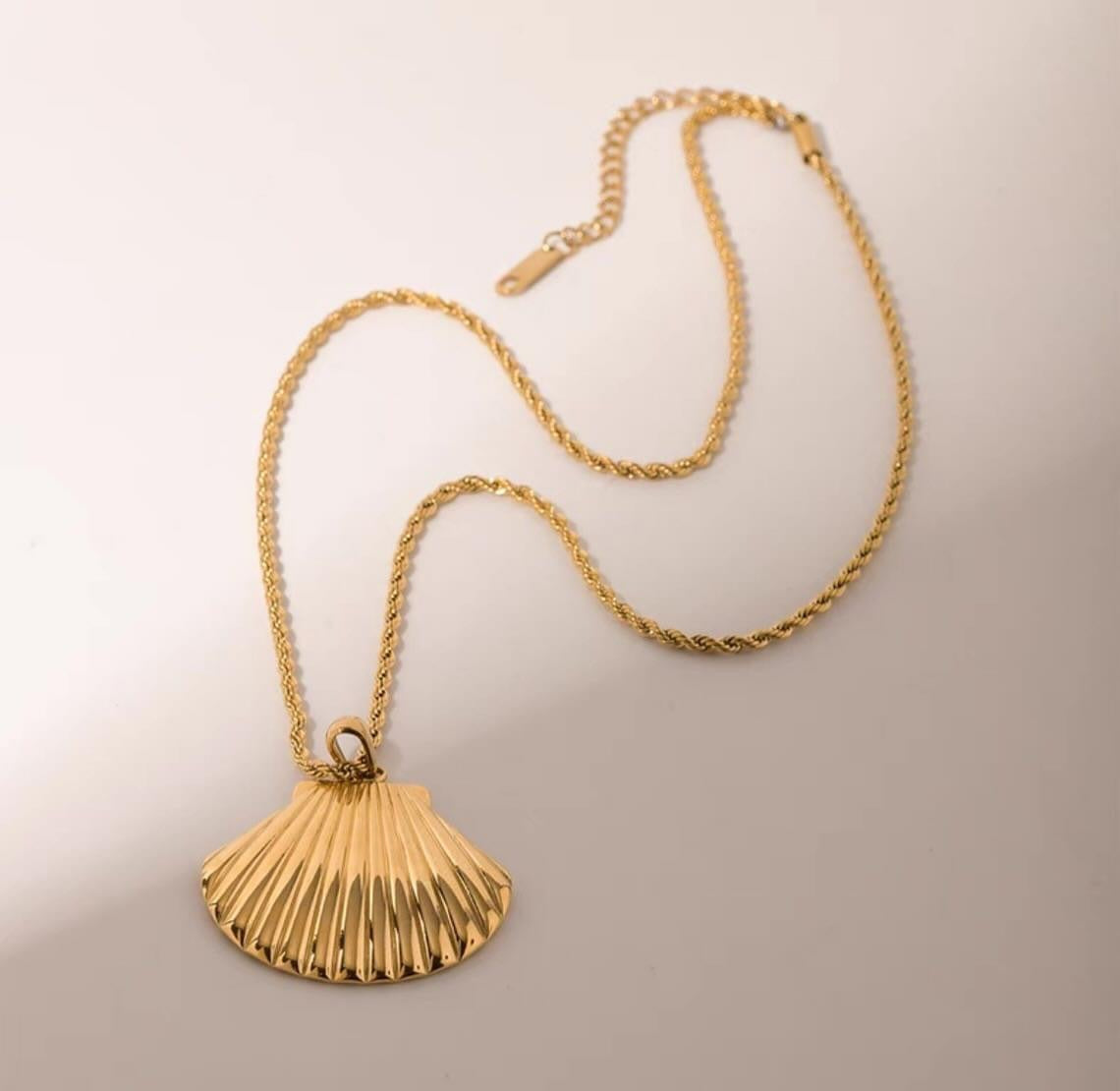 Collar estilo resort oceánico con perla, estrella de mar, caracola y caballito de mar