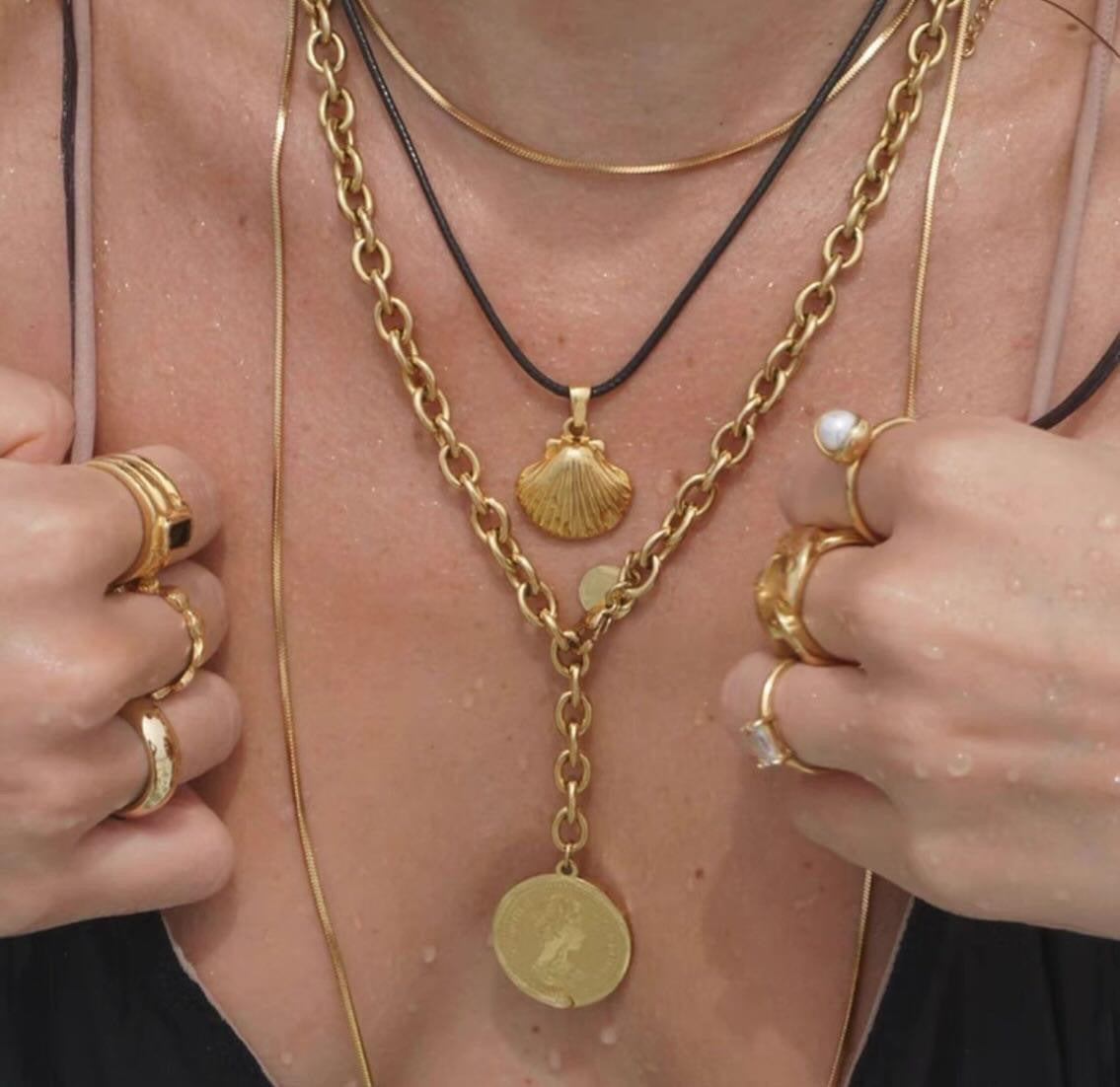 Collar estilo resort oceánico con perla, estrella de mar, caracola y caballito de mar