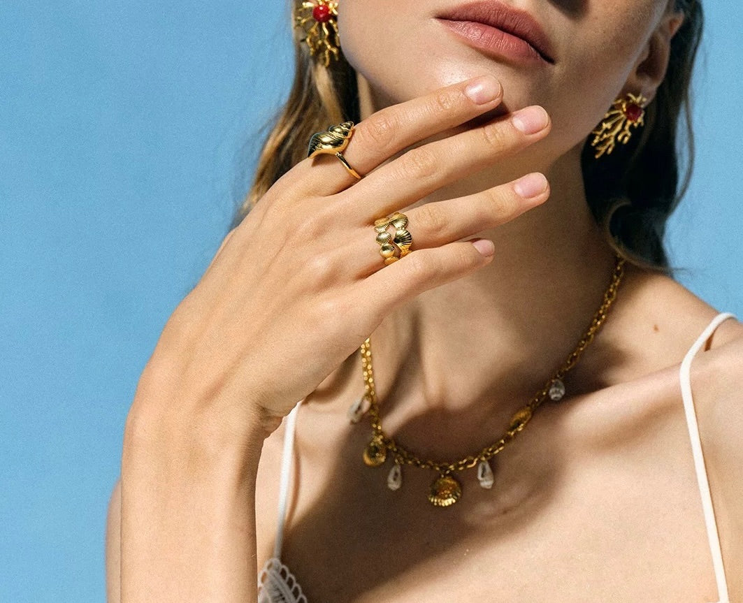 Collar estilo resort oceánico con perla, estrella de mar, caracola y caballito de mar