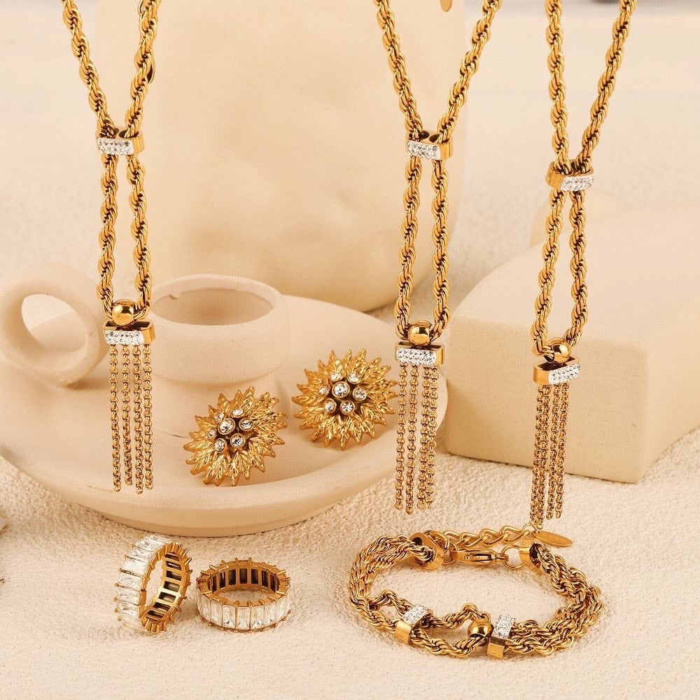 Joyería MissKaren de acero de titanio de 18 quilates con diamantes de lujo ligeros y doble capa retorcida.