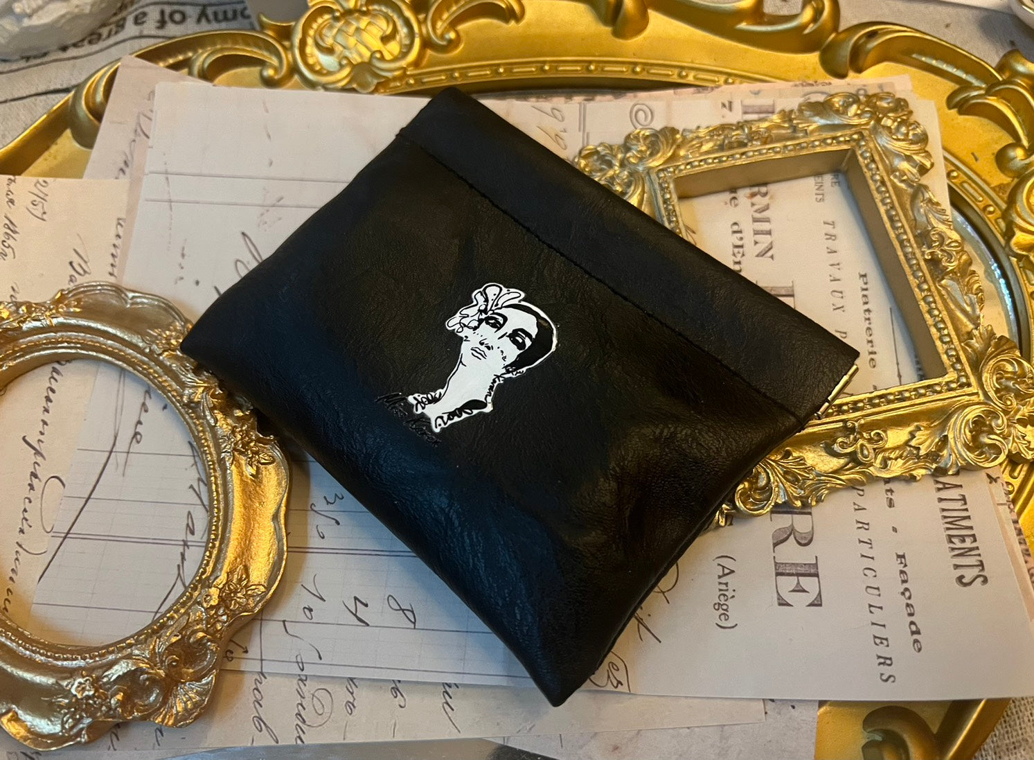 🎁【Regalo, no lo pidas】Edición limitada con relieve retro negro Noir Cameo (edición limitada de la serie Light Year)