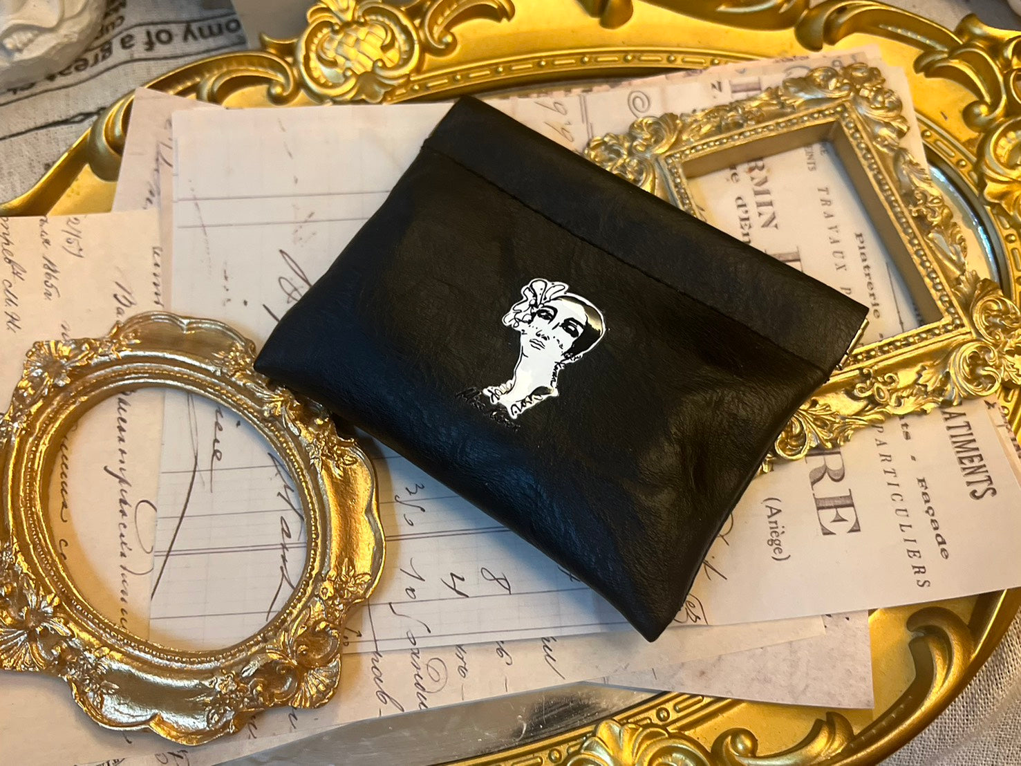 🎁【Regalo, no lo pidas】Edición limitada con relieve retro negro Noir Cameo (edición limitada de la serie Light Year)