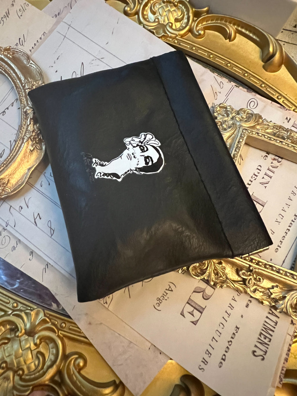 🎁【Regalo, no lo pidas】Edición limitada con relieve retro negro Noir Cameo (edición limitada de la serie Light Year)