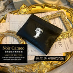 🎁【Regalo, no lo pidas】Edición limitada con relieve retro negro Noir Cameo (edición limitada de la serie Light Year)