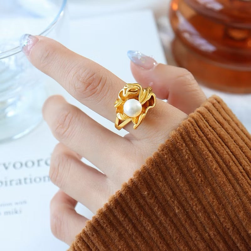 Anillo abierto con perla de diseño retro francés en acero de titanio de 18 quilates
