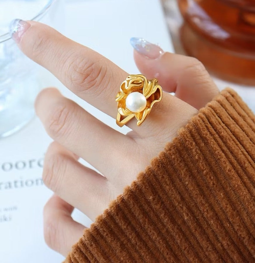 Anillo abierto con perla de diseño retro francés en acero de titanio de 18 quilates
