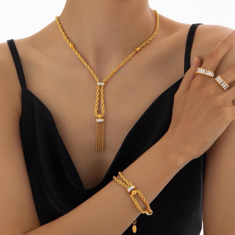 Joyería MissKaren de acero de titanio de 18 quilates con diamantes de lujo ligeros y doble capa retorcida.